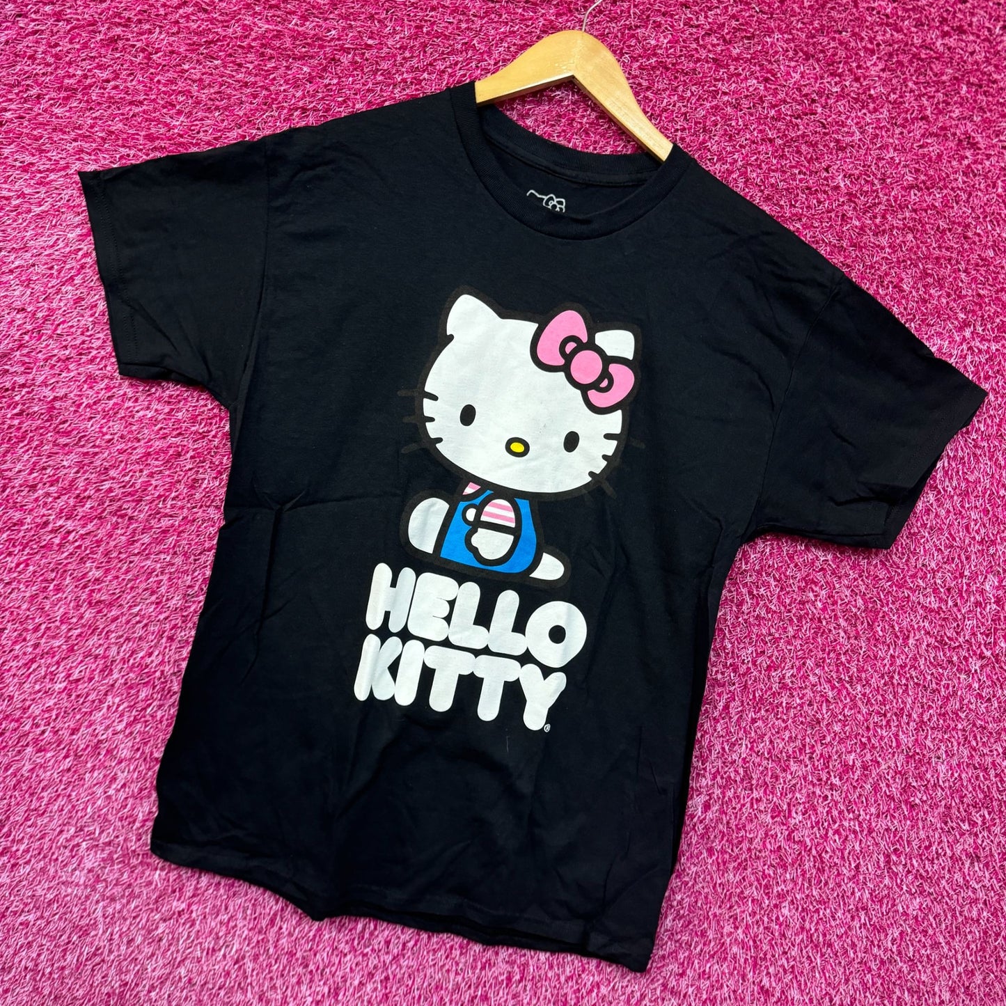 Hello Kitty Sitting Sideways Kawaii Anime Sanrio Tee M