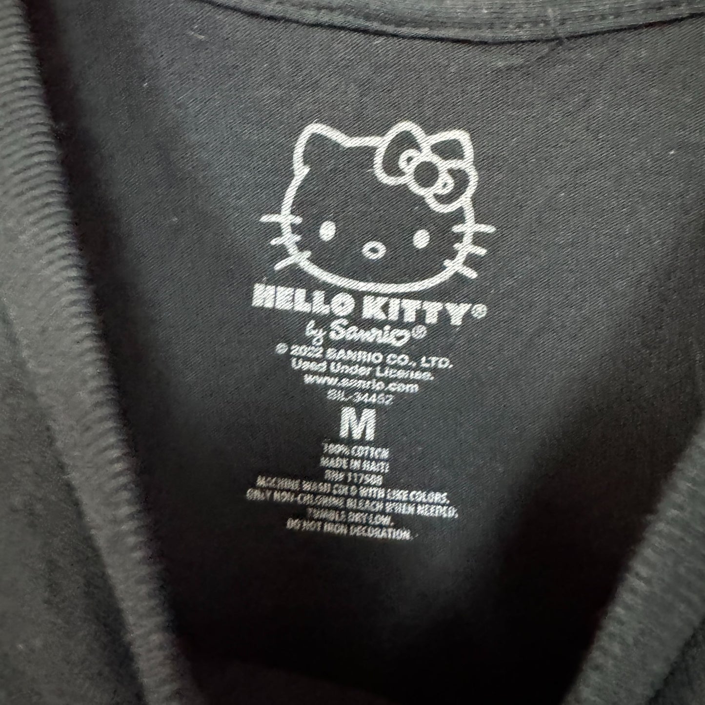 Hello Kitty Sitting Sideways Kawaii Anime Sanrio Tee M