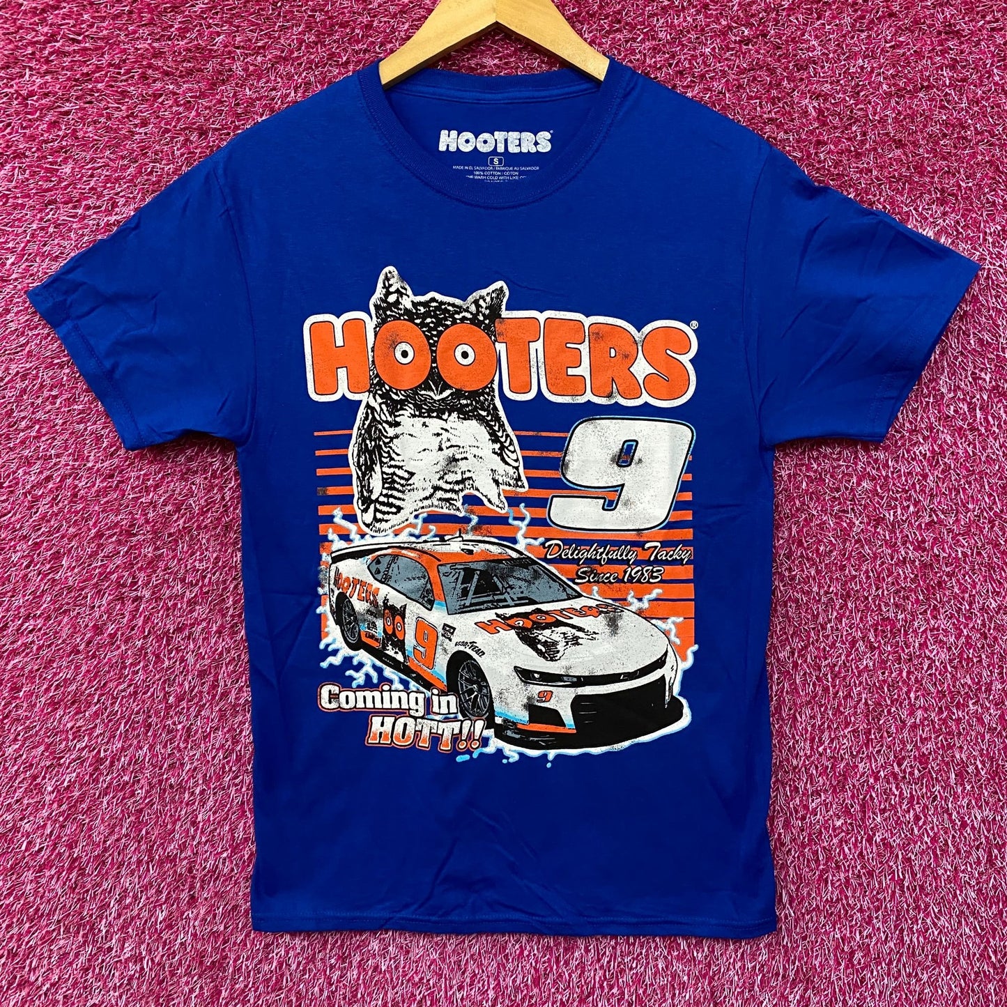 Hooters Coming In Hot Delightfully Tacky Since 1983 T-Shirt Small