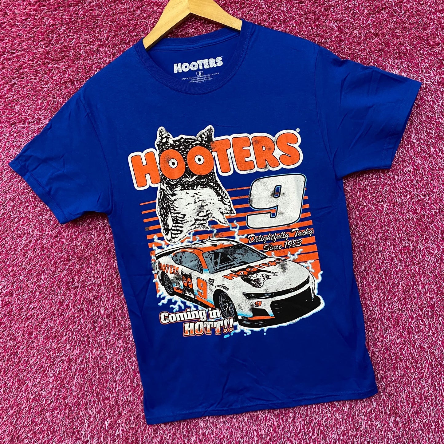 Hooters Coming In Hot Delightfully Tacky Since 1983 T-Shirt Small